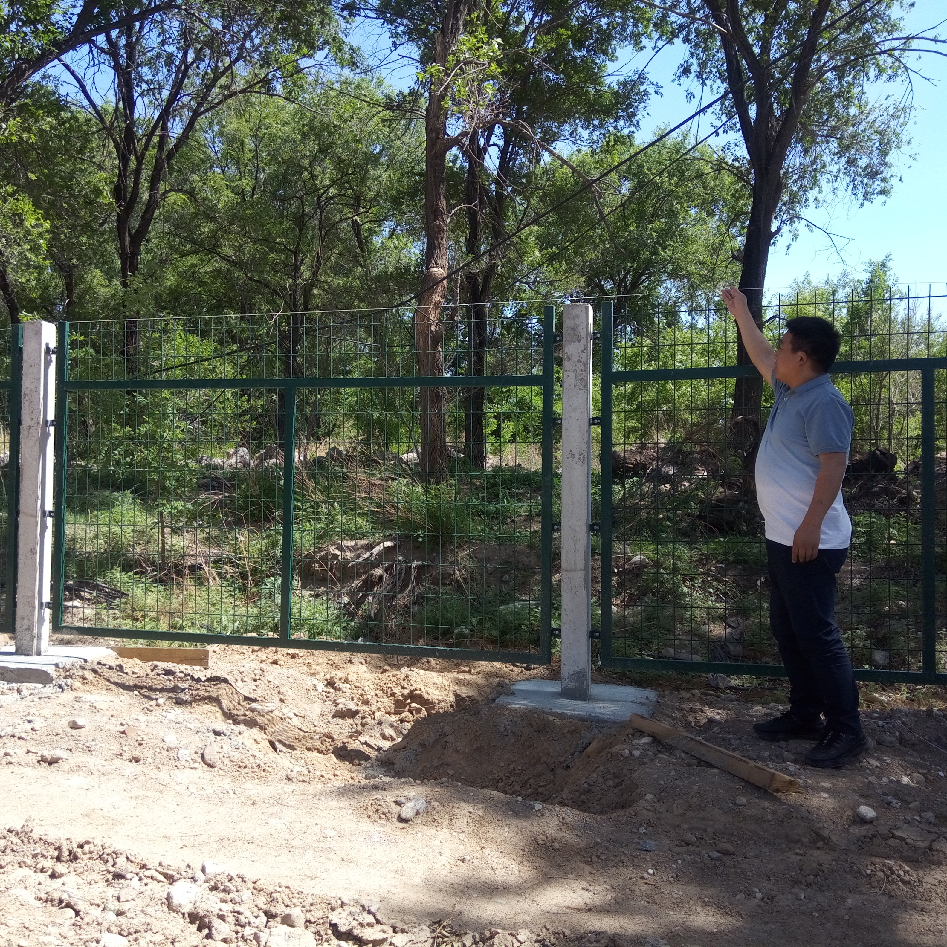 鐵路橋下防護柵欄