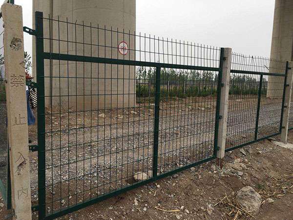 鐵路橋下防護柵欄圖片3