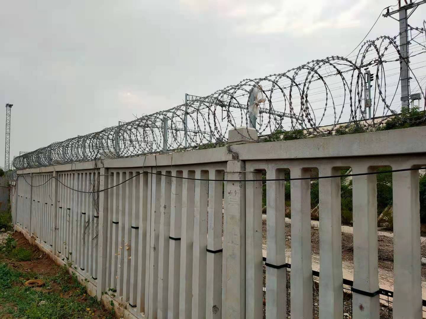 高鐵刺絲滾籠圖片1 高鐵刺絲滾籠圖片1